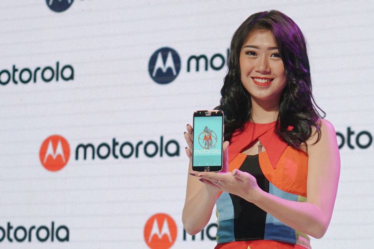 Model memamerkan Moto G5S Plus dalam acara peluncuran di Jakarta, Selasa (19/9/2017).