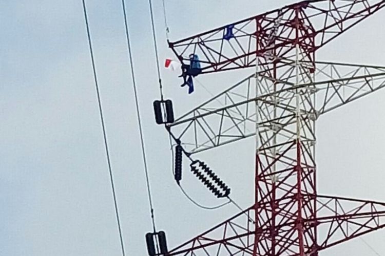 Pria memanjat tower listrik di Bendungan Hilir, Tanah Abang, Jakarta Pusat, Selasa (19/9/2017).