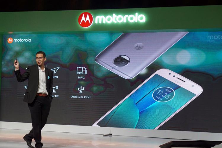 Adrie R. Suhadi, Country General Manager Lenovo Mobile Business Group and Motorola Mobility Indonesia memamerkan Moto G5S Plus yang mengandalkan fitur dual camera dalam acara peluncuran di Jakarta, Selasa (19/9/2017).