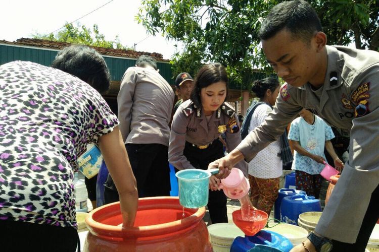 Sejumlah perkampungan di tiga Desa di Kecamatan Karangrayung mendapatkan bantuan air bersih dari Polwan Polres Grobogan, Selasa (19/9/2017).‎ Lokasi yang mendapatkan bantuan diantaranya Desa Karangsono, Desa Cekel dan Desa Telawah.