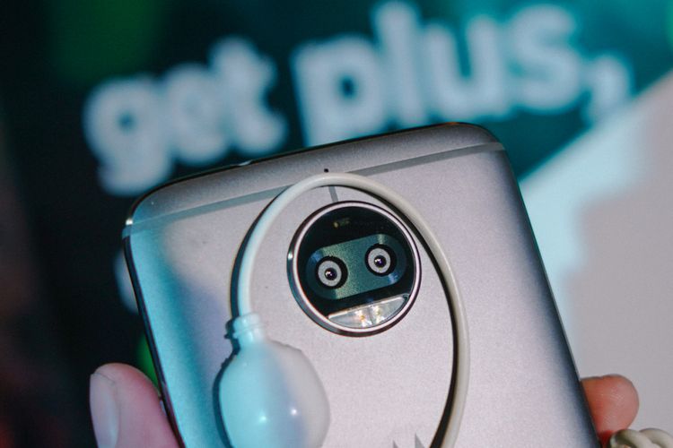 Modul kamera Moto G5S Plus berisi unit kamera ganda dengan resolusi 13 megapiksel. Satu kamera menangkap foto full-color, lainnya monokrom. Jepretan keduanya digabungkan dalam sebuah frame final yang diklaim memiliki detil gambar lebih tinggi, ketimbang hanya menggunakan satu kamera. Ada juga kemampuan menambah efek depth-of-field (bokeh).