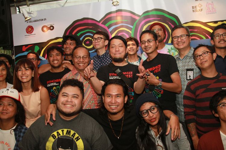 Para penyelenggara, pendukung, dan penampil dalam acara Synchronize Festival 2017 berpose di Beer Garden, SCBD Senayan, Jakarta Selatan, Rabu (20/9/2017).