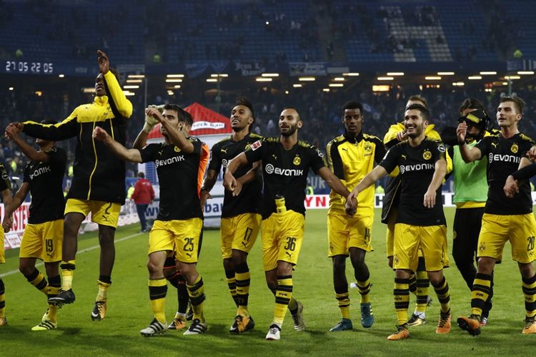 Para pemain Borussia Dortmund merayakan kemenangan atas Hamburg SV pada partai Liga Jerman di Volksparkstadion, Rabu (20/9/2017).