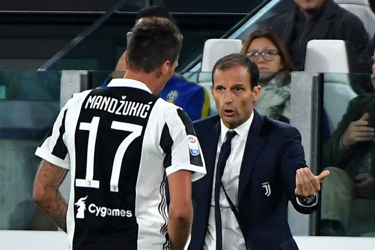 Mario Mandzukic menerima instruksi dari pelatih Massimiliano Allegri saat Juventus melawan Fiorentina pada partai Liga Italia di Stadion Allianz, 20 September 2017.