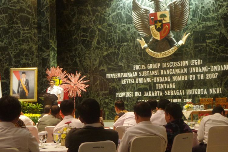 Gubernur DKI Jakarta Djarot Saiful Hidayat dalam forum group discussion (FGD) revisi Undang-undang No 29 Tahun 2007 tentang Provinsi DKI Jakarta Sebagai Ibu Kota NKRI di Balai Kota DKI Jakarta, Rabu (20/9/2017). 