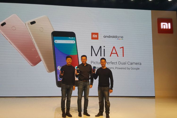 (Kiri - kanan) Director of Product Management dan Marketing Xiaomi Global, Donovan Sung; Head of Xiaomi South Pacific Region, Steven Shi; dan Head of Consumer Marketing Google for Southeast Asia, Pete Nuchanatanon, di acara peluncuran Xiaomi Mi A1 di Jakarta, Rabu (20/9/2017)