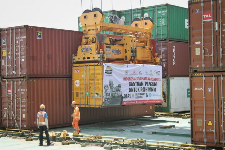 Beras bantuan untuk etnis Rohingnya diangkut ke atas kapal di Terminal Petikemas, Pelabuhan Tanjung Perak Surabaya