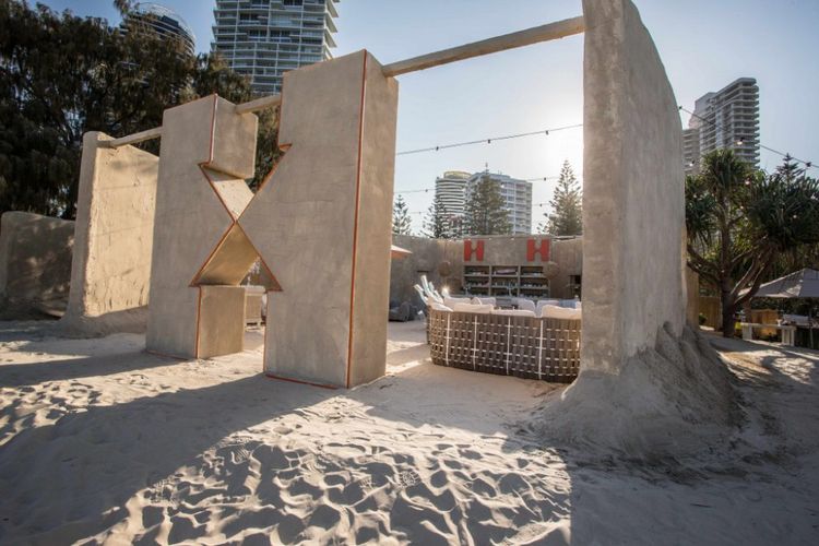 Hostel dari pasir pertama di dunia terletak di Gold Coast, Australia. 
