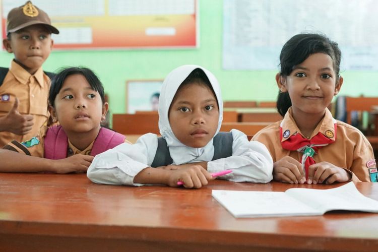 Alifia Kamelia (berdasi merah putih) bersama rekan rekannya yang berkebutuhan khusus di SDN Karangrejo 3 Banyuwangi