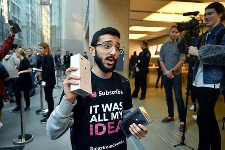 Mazen Kourouche, pembeli pertama iPhone 8 di Sydney, Australia.