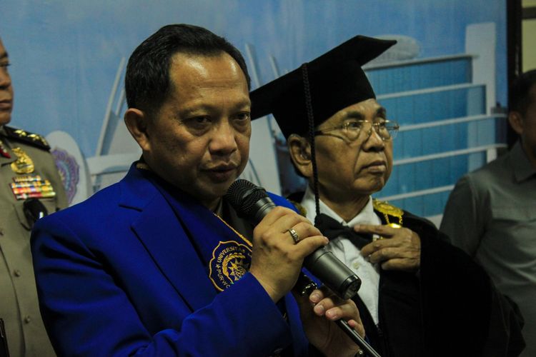 Kapolri Jenderal Polisi Tito Karnavian usai memberi pidato ilmiah dalam wisuda ke-59 Universitas Muhammadiyah Purwokerto, Sabtu (23/9/2017).