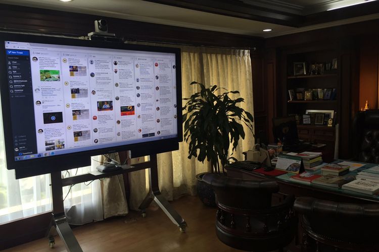 Foto yang diunggah Pangeran Siahaan di Twitter diduga memperlihatkan monitor berukuran raksasa di ruang kerja Wakil Ketua DPR Fahri Hamzah.