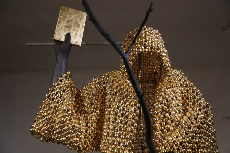 Karya seni Hallucinogenic dengan jubah yang dibuat dari 8.000 butir pala berlapiskan emas, dihadirkan dalam pameran bertema Banda, Warisan untuk Indonesia di Galeri Nasional, Jakarta, Sabtu (23/9/2017). Pameran ini dalam rangka memperingati 350 tahun Perjanjian Breda dan dilaksanakan pada 20 September - 4 Oktober 2017.