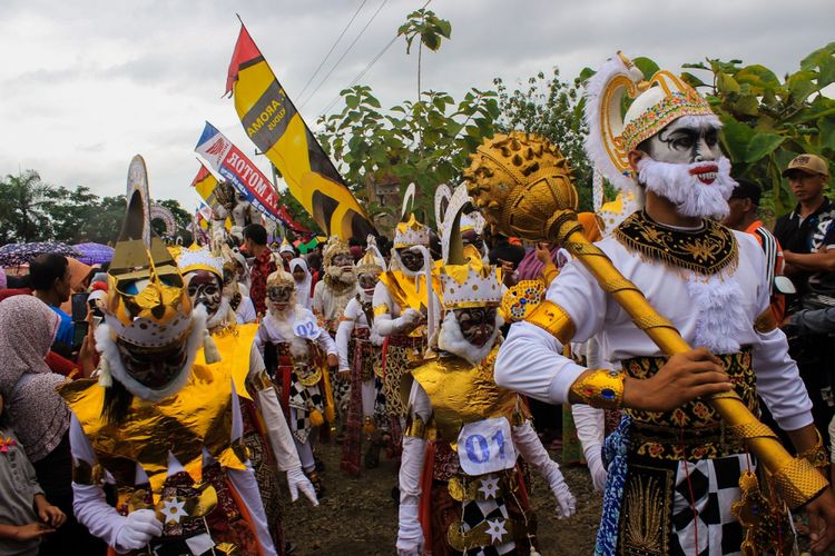 Ratusan warga beramai-ramai mengenakan kostum Hanoman dalam gelaran Kendalisada Art Festival di Desa Kaliori, Kecamatan Kalibagor, Banyumas, Jawa Tengah, Minggu (24/9/2017).