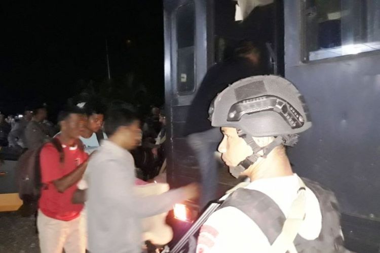 Polisi mengawal pemindahan narapidana dari Rutan Idi, Aceh Timur ke Lapas Lhokseumawe dan Langsa, Aceh, Senin (25/9/2017) malam