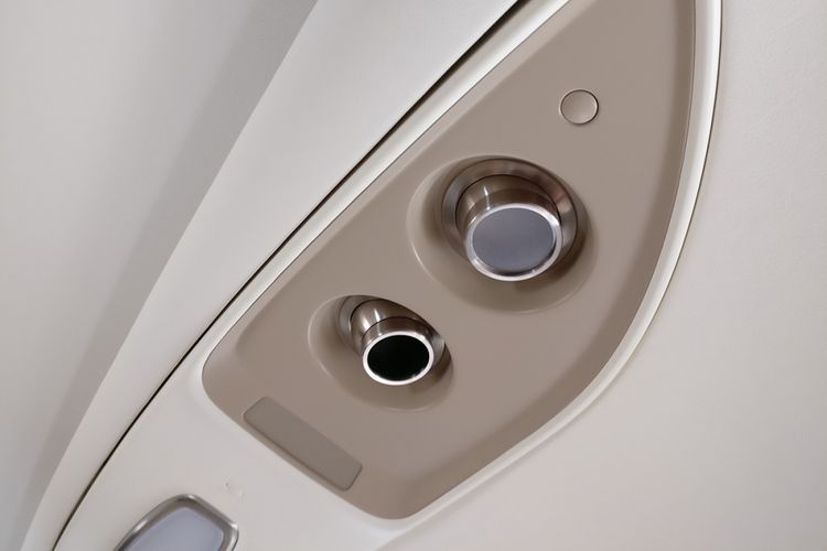 Lampu baca dan saluran ventilasi udara di langit-langit kabin HondaJet.