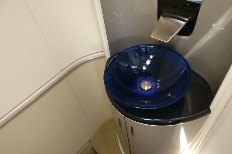 Wastafel (sink) di toilet dalam kabin HondaJet.