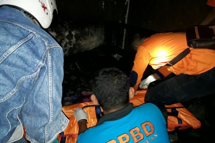 Sebuah rumah ludes terbakar di Dusun Kemantren, Desa Godong, Kecamatan Godong, Kabupaten Grobogan, Jawa Tengah, Rabu (27/9/2017) malam sekitar pukul 23.00 WIB. ‎Nenek renta pemilik rumah berukuran 6 x 10 meter‎ tersebut tak terselamatkan, tewas terpanggang di dalam kamar.‎‎