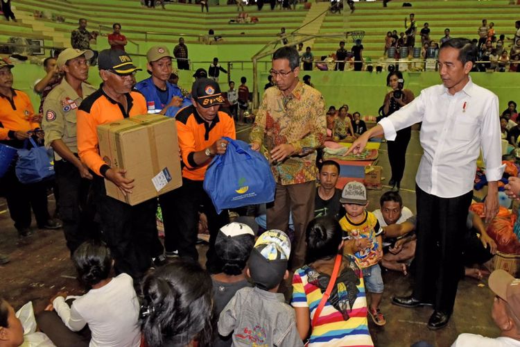 Presiden Joko Widodo memantau langsung pendistribusian bantuan logistik kepada pengungsi erupsi Gunung Agung, Bali, Selasa (26/9/2017).