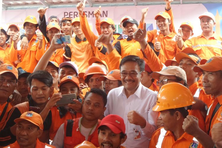 Gubernur DKI Jakarta Djarot Saiful Hidayat bersama pasukan oranye yang membedah rumah warga, Kamis (28/9/2017). 
