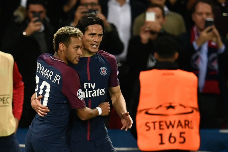 Penyerang Paris Saint-Germain asal Brasil, Neymar (kiri), mendapat sambutan dari penyerang PSG asal Uruguay, Edinson Cavani, dalam pertandingan penyisihan grup Liga Champions melawan Bayern Muenchen di Parc des Princes, Paris, Rabu (27/9/2017).