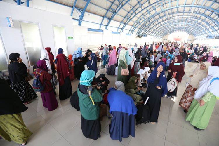 Perempuan massa aksi 299 berkumpul untuk beristirahat dan melakukan ibadah shalat di Stasiun Palmerah, Jakarta, Jumat (29/09/2017). Massa akan melakukan aksi demonstrasi mengenai perpu  ormas dan melawan kebangkitan PKI  di depan gedung MPR DPR Republik Indonesia. 