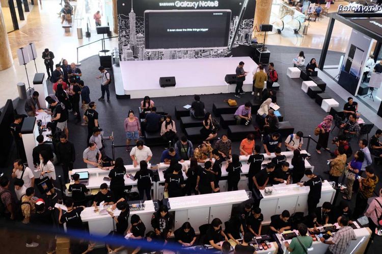 Suasana penjualan perdana Samsung Galaxy Note 8 di Lotte Avenue, Jakarta, Jumat (29/9/2017)