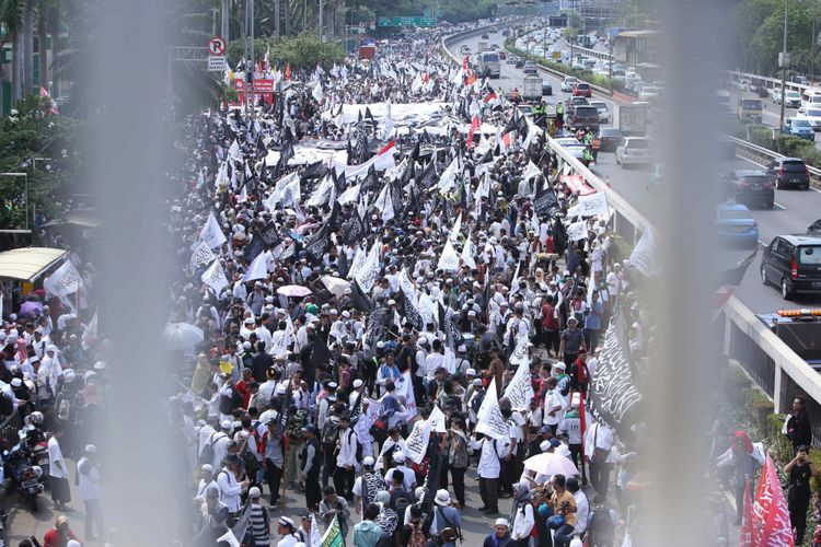 Massa aksi 299 melakukan aksi demonstrasi di depan Gedung MPR DPR Republik Indonesia, Jakarta, Jumat (29/09/2017). Massa menolak perpu  ormas dan melawan kebangkitan PKI  kepada pemerintah Indonesia. 