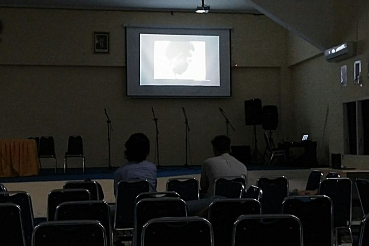 Penonton yang tersisa di ujung pemutaran film Pengkhianatan G30S/PKI di Kampus Universitas Antakusuma, Pangkalan Bun, Jumat (29/9/2017) malam