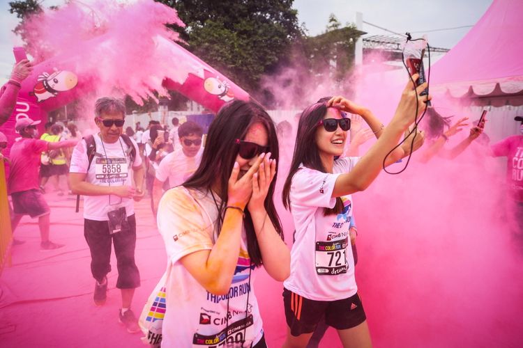 Peserta mengikuti The Color Run 5 K di kawasan Gelora Bung Karno, Jakarta, Minggu (1/10/2017). The Color Run bertujuan mengajak semua pelari untuk menerapkan gaya hidup sehat, membawa kebahagiaan, kesehatan dan penuh warna ke dalam kehidupan sehari-hari.