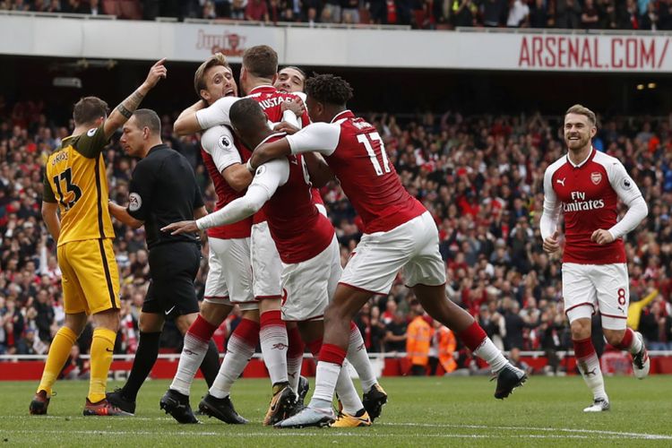 Para pemain Arsenal merayakan gol yang dicetak oleh Nacho Monreal.