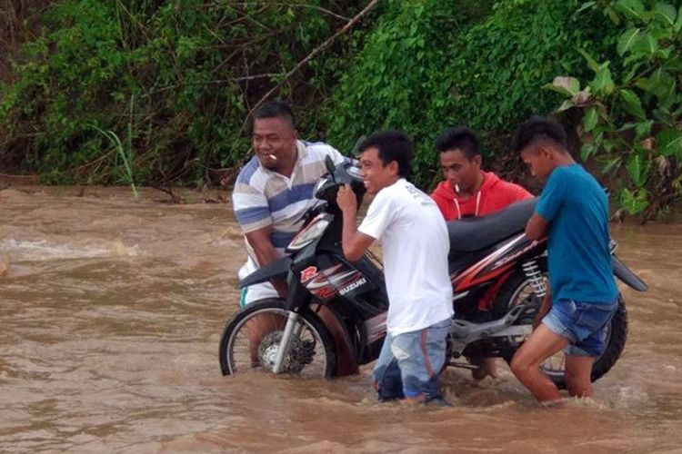 Akibat jembatan ambruk 3 bulan lalu, warga Polohungo Kecamatan tolangohula Kabupaten Gorontalo terisolir. Mereka terpaksa menyeberangi sungai untuk keluar masuk desa
