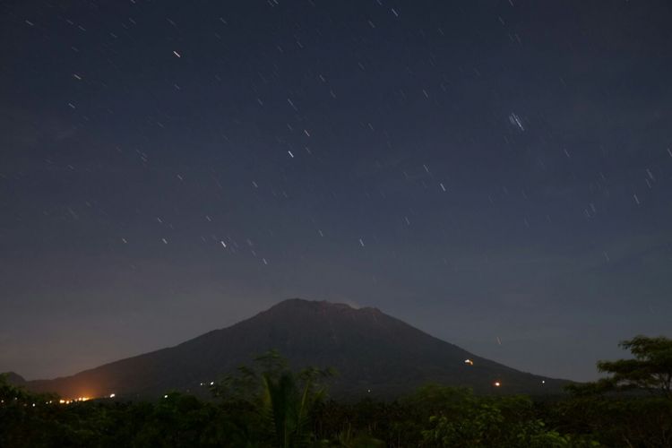 Gunung Agung diambil dari Pos Pantau Minggu malam (1/10/2017).