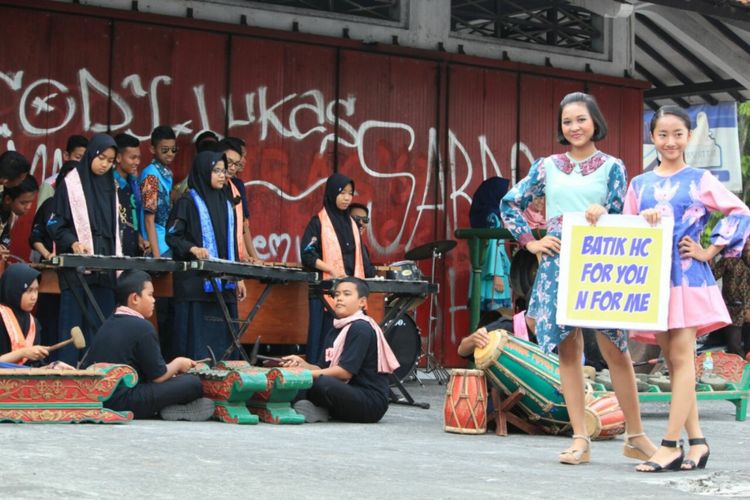 Memperingati hari batik nasional, pelajar SMPN 1 Bantul Menggelar Fashion Show Batik, Senin (2/10/2017). Uniknya mereka mengenakan batik hasil karyanya. 