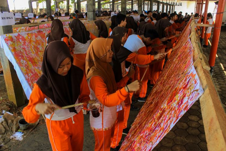 Ratusan murid SMA Negeri 1 Sokaraja, Banyumas, Jawa Tengah menggelar acara membatik massal di atas kain sepanjang 140 meter, Jumat (29/9/2017).