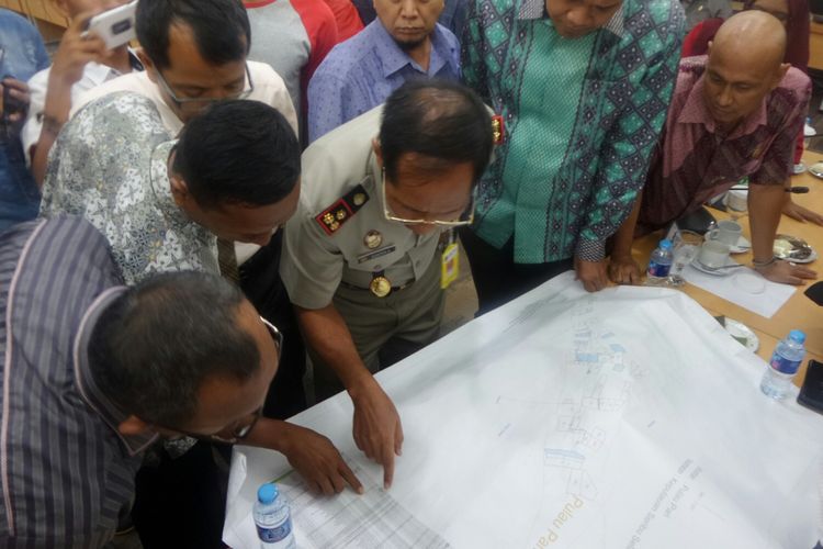 Anggota Komisi A DPRD DKI, warga Pulau Pari, dan Kepala Kantor Pertanahan Jakarta Utara Kasten Situmorang meihat peta Pulau Pari di Gedung DPRD DKI, Selasa (3/10/2017). 
