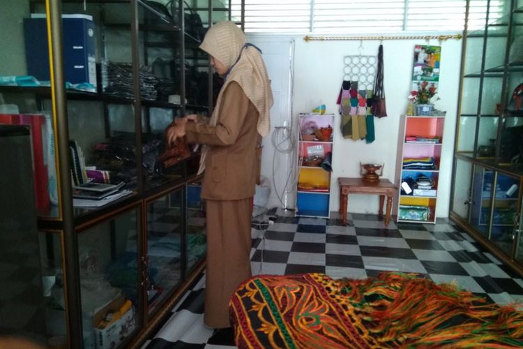 Pekerja memperlihatkan kain songket di Gerai Dewan Kerajinan Nasional Daerah (Dekrasda) Aceh Utara, di Lhokseumawe, Selasa (3/10/2017). 