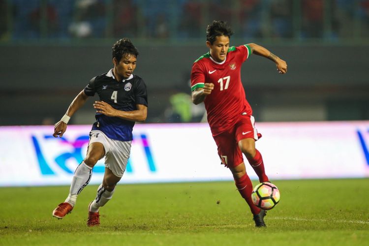 Pemain timnas Indonesia I Bachdim merebut bola dengan pemain timnas Kamboja di Stadion Patriot Candrabaga, Bekasi, Jawa Barat, Rabu (4/10/2017). Timnas Indonesia menang 3-1 melawan Timnas Kamboja.