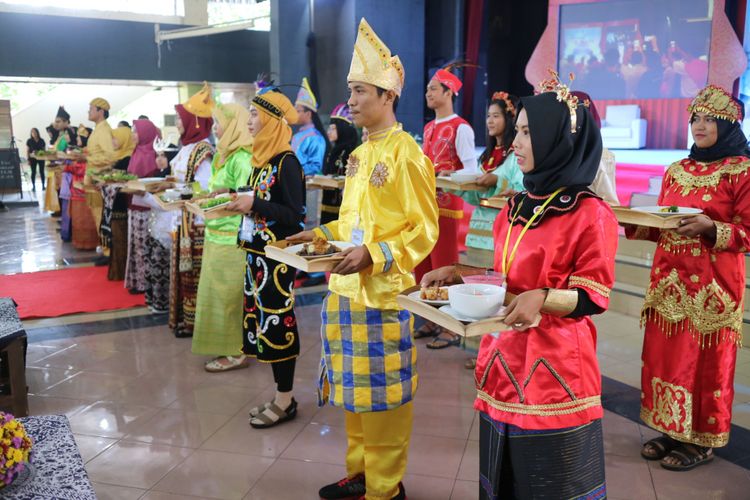 Parade ikon kuliner Indonesia, yang memamerkan ke 34 set menu kuliner unggulan dari berbagai propinsi di Indonesia, dalam Indonesia Culinary Confrence & Creative Expo, Rabu (4/9/2017).