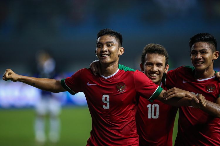 Pemain timnas Indonesia U-19 Egy Maulana Vikri (tengah) merayakan golnya saat melawan timnas Kamboja U-19 di Stadion Patriot Candrabaga, Bekasi, Jawa Barat, Rabu (4/10/2017). Timas Indonesia U-19 Menang 2-0 melawan Timnas Kamboja U-19.
