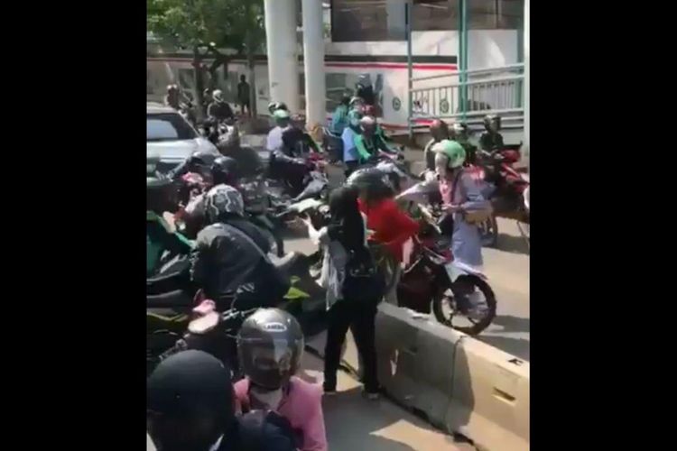 Potongan video yang beredar di media sosial menunjukkan pengendara motor bahu-membahu melewati separator busway di Jalan Sultan Agung, Pasar Rumput, Setiabudi.