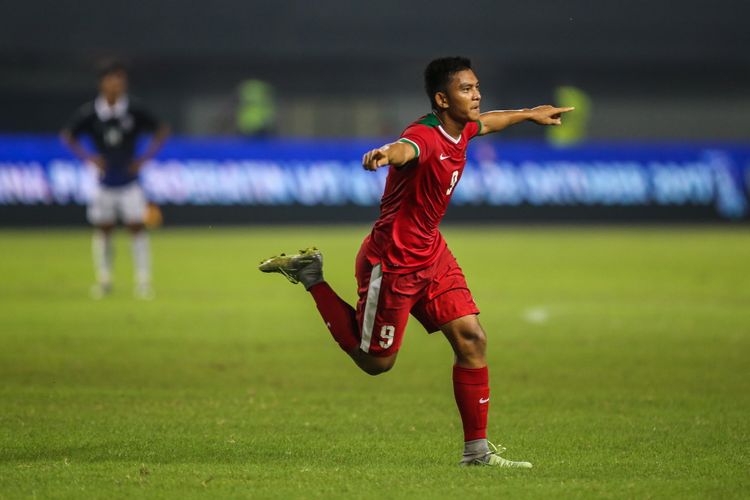 Pemain timnas Indonesia U-19 Muhammad Rafli Mursalim merayakan golnya saat melawan timnas Kamboja U-19 di Stadion Patriot Candrabaga, Bekasi, Jawa Barat, Rabu (4/10/2017). Timas Indonesia U-19 Menang 2-0 melawan Timnas Kamboja U-19.