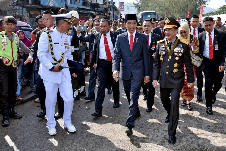 Presiden Joko Widodo harus berjalan kaki saat menuju lokasi peringatan hari ulang tahun ke-72 TNI di Dermaga Indah Kiat, Cilegon, Banten, Kamis (5/10/2017). Sekitar 3 kilometer sebelum tiba di lokasi, iring-iringan Jokowi terjebak macet parah.