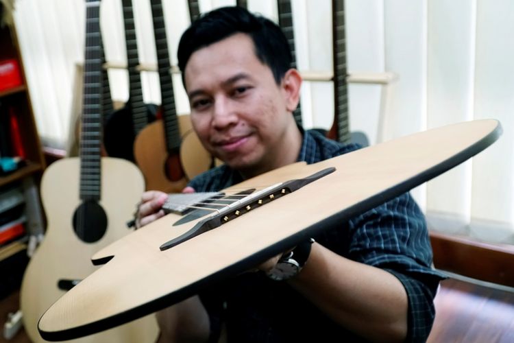 Pembuat gitar, Raka Shidiq (33), memperlihatkan gitar tipis karyanya yang diberi label Anymo Essential Guitar, di Bandung, Jawa Barat, Rabu (4/10). Anymo Essential Guitar yang bisa digunakan secara akustik dan elektrik ini diklaim sebagai gitar tertipis di dunia dengan ukuran tubuh gitar 8mm. Anymo meraih The Most Marketable Product pada Business of Design Week 2016 di Hong Kong, dan mendapat sambutan baik dari pecinta musik seperti di South by South West (SXSW) 2017 Austin AS, Salone Del Mobile Milano 2017, dan Casa Bravacasa 2017.