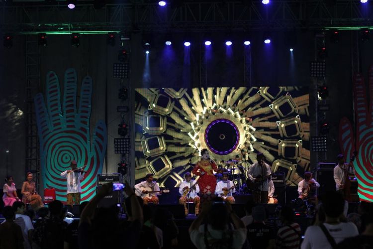 Grup musik Keroncong Tugu Cafrinho menjadi penampil pembuka Syncchronize Fest 2017 yang digelar di Gambir Expo, Kemayoran, Jakarta Pusat, pada hari pertama, Jumat (6/10/2017).