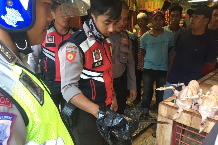 Aparat kepolisian di Kabuten Gowa, Sulawesi Selatan mengamankan pisau jagal milik yang digunakan oleh pedagang ayam potong yang terlibat duel, Jumat (6/10/2017).
