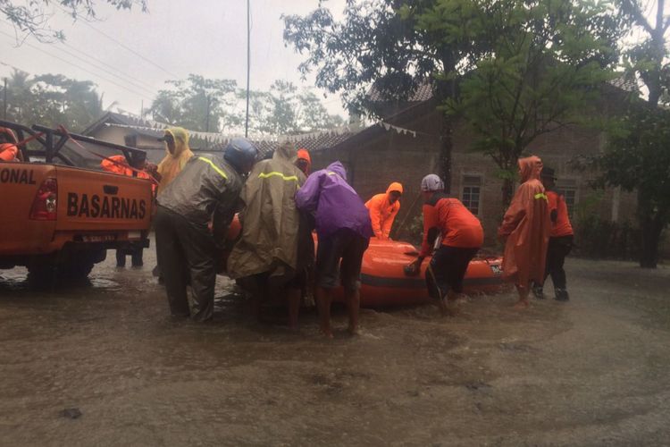 Personel Basarnas Pos SAR Cilacap menurunkan perahu karet untuk mengevakuasi 200 KK di Desa Kalijeruk, Kecamatan Kawunganten, Cilacap, Jawa Tengah akibat banjir setinggi 2 meter, Sabtu (7/10/2017)
