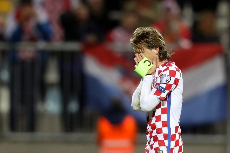 Gelandang Kroasia, Luka Modric, bereaksi setelah timnya bermain imbang melawan Finlandia dalam Kualifikasi Piala Dunia 2018 zona Eropa di Rijeka, Jumat (6/10/2017).