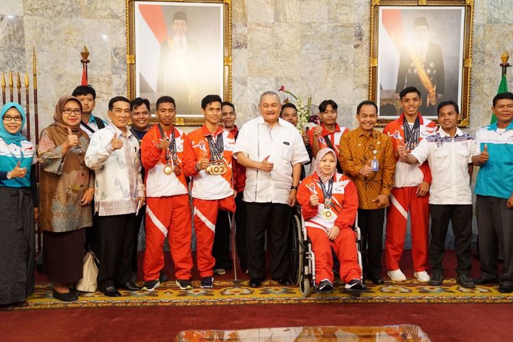 Gubernur Sumatera Selatan, Alex Noerdin bersama para atlet berprestasi Sumsel di Griya Agung