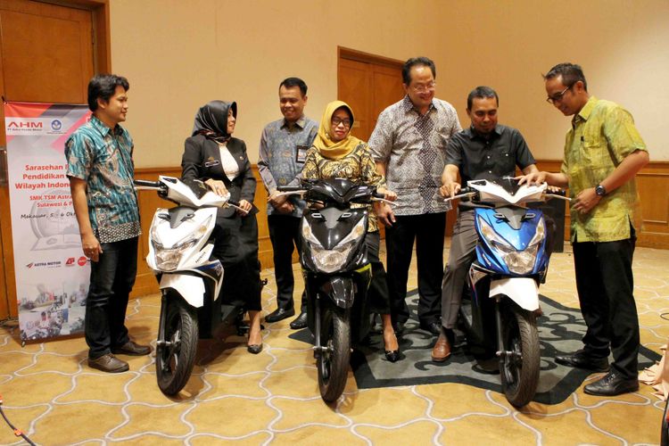 Tiga SMK TSM Astra Honda menerima bantuan unit sepeda motor dari AHM.  